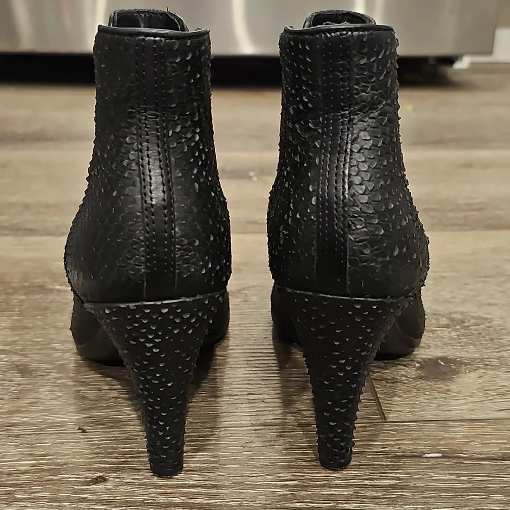 [Like New] ECCO Black Leather Snakeskin Textured Ankle Booties Sz 36